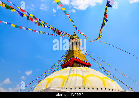 Bouddhanath Stupa dettaglio con colorati Bandiere buddista, Kathmandu, Nepal Foto Stock