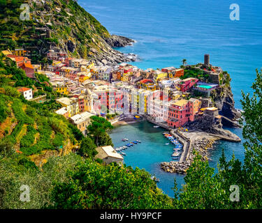 Scenic vista aerea dell'oceano e del porto in un colorato villaggio Vernazza, Cinque Terre, Italia Foto Stock