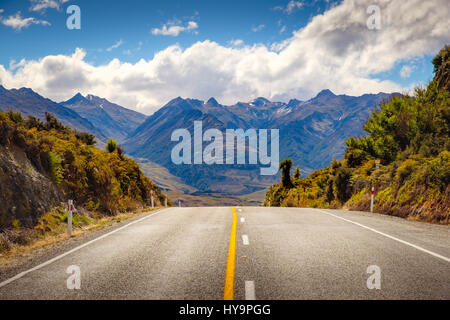 Strada panoramica attraverso il paesaggio di montagna vicino al lago Hawea, Isola del Sud della Nuova Zelanda Foto Stock