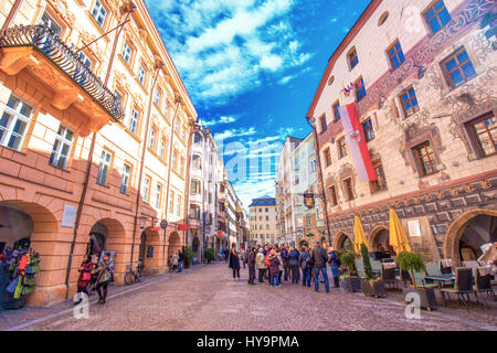 INNSBRUCK, Austria - 11 Marzo 2017 - La gente di Innsbruck nel centro della città con le tipiche case colorate. È la città capitale del Tirolo in Austria occidentale, UE Foto Stock