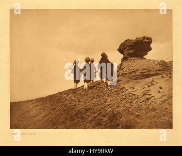 Edward S. Curtis è stato un fotografo statunitense noto soprattutto per il suo lavoro che documenta le culture dei nativi americani all'inizio del XX secolo. La sua collezione include ritratti potenti che catturano la diversità e le tradizioni delle popolazioni indigene in tutti gli Stati Uniti. Foto Stock