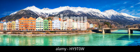 INNSBRUCK, Austria - 11 Marzo 2017 - City scape di Innsbruck nel centro città con belle case. È la città capitale del Tirolo in Austria occidentale, Europ Foto Stock