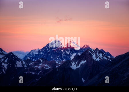 Drammatica colorato tramonto di montagna in Mt Cook, area di South Island, in Nuova Zelanda Foto Stock