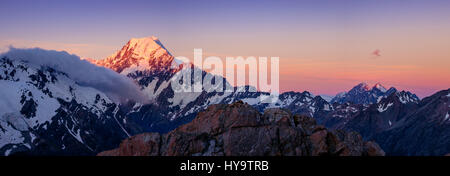 Vista panoramica del Monte Cook mountain range al tramonto colorato, Isola del Sud della Nuova Zelanda Foto Stock