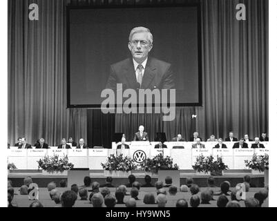 Amburgo, Germania. 01 Mar, 2017. FILE - Ex Volkswagen supervisory board chairman Klaus Liesen parla di una Volkswagen assemblea generale di Amburgo (non datato foto). Liesen morì il 30 marzo 2017 con 85 anni. Foto: Stefan Hesse/dpa/Alamy Live News Foto Stock