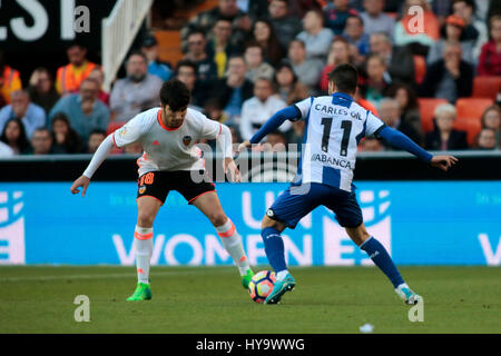 Valencia, Spagna. 02Apr, 2017. Valencia CF vs Deportivo La Coruña - La Liga giornata 29 - Estadio Mestalla, in azione durante la g il gioco -- Carles Soler (sinistra) centrocampista per Valencia CF difende Carles Gil (a destra) dal Deportivo La Coruña Credito: VWPics/Alamy Live News Foto Stock