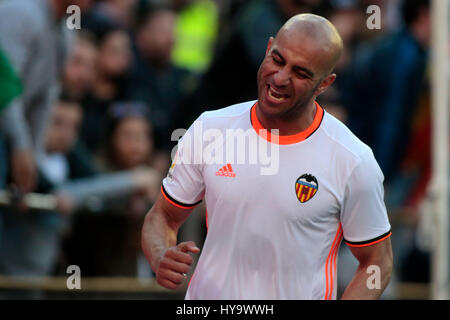 Valencia, Spagna. 02Apr, 2017. Valencia CF vs Deportivo La Coruña - La Liga giornata 29 - Estadio Mestalla, in azione durante la g il gioco -- Aymen Abdennour, difensore centrale per Valencia CF reagisce dopo che il suo obiettivo è invalidato Credito: VWPics/Alamy Live News Foto Stock