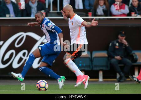 Valencia, Spagna. 02Apr, 2017. Valencia CF vs Deportivo La Coruña - La Liga giornata 29 - Estadio Mestalla, in azione durante la g il gioco -- Simone Zaza per Valencia CF (a destra) preme Sidnei, difensore centrale del Deportivo La Coruña (sinistra) che lottano per la palla Credito: VWPics/Alamy Live News Foto Stock