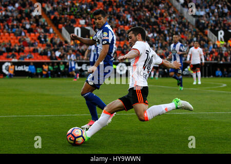 Valencia, Spagna. 02Apr, 2017. Valencia CF vs Deportivo La Coruña - La Liga Giornata 29 - Estadio Mestalla, in azione durante la g il gioco -- Jose Luis Gayá (destra) sinistro defender per Valencia CF Center la sfera con l'opposizione di Juanfran Moreno (sinistra) per Deportivo La Coruña Credito: VWPics/Alamy Live News Foto Stock