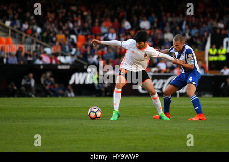 Valencia, Spagna. 02Apr, 2017. Valencia CF vs Deportivo La Coruña - La Liga giornata 29 - Estadio Mestalla, in azione durante la g il gioco -- Carlos Soler da Valencia CF (sinistra) riproduce la sfera contro Berganitños (C) dal Deportivo La Coruña (destra) Credito: VWPics/Alamy Live News Foto Stock