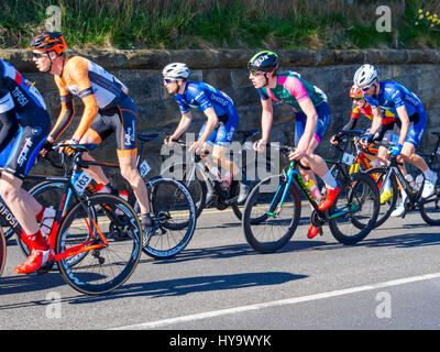 Cleveland Inghilterra UK 2 Aprile 2017: The Cleveland Klondike Grad Prix gara ciclistica per i corridori professionisti ha avuto luogo oggi. Con partenza e arrivo a Guisborough Cleveland il 92 miglio 149km di gara si è svolta su quattro giri di un circuito attraverso la East Cleveland villaggi, costa e campagna. 140 piloti hanno preso parte e la gara è stata vinta da Chris Latham del Team Wiggins (3:59.16), precedendo di Enrique Sanz (Raleigh GAC) e terzo posto bici Canyon di canale pilota Harry Tanfield, un pilota locale dal grande Ayton. Piloti salendo a Saltburn dal mare al primo giro Credito: Pietro Giordano NE/Alamy Live News Foto Stock