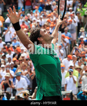 Key Biscayne, Florida, Stati Uniti d'America. 02Apr, 2017. Roger Federer, della Svizzera, celebra la sua vittoria, dopo la sconfitta di Rafael Nadal, della Spagna, dell'uomo finale al 2017 Miami Open presentato da Itau professional tennis tournament, ha suonato in occasione di Crandon Park Tennis Center di Key Biscayne, Florida, Stati Uniti d'America. Mario Houben/CSM/Alamy Live News Foto Stock