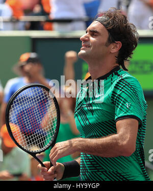 Key Biscayne, Florida, Stati Uniti d'America. 02Apr, 2017. Roger Federer, della Svizzera, celebra la sua vittoria contro Rafael Nadal, della Spagna, dell'uomo finale al 2017 Miami Open presentato da Itau professional tennis tournament, ha suonato in occasione di Crandon Park Tennis Center di Key Biscayne, Florida, Stati Uniti d'America. Mario Houben/CSM/Alamy Live News Foto Stock