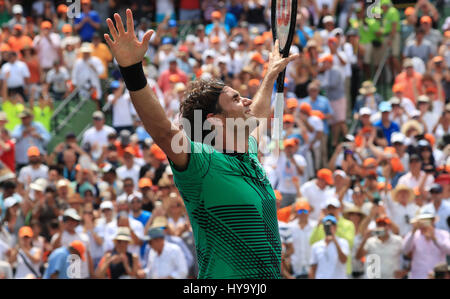Key Biscayne, Florida, Stati Uniti d'America. 02Apr, 2017. Roger Federer, della Svizzera, celebra la sua vittoria contro Rafael Nadal, della Spagna, dell'uomo finale al 2017 Miami Open presentato da Itau professional tennis tournament, ha suonato in occasione di Crandon Park Tennis Center di Key Biscayne, Florida, Stati Uniti d'America. Mario Houben/CSM/Alamy Live News Foto Stock