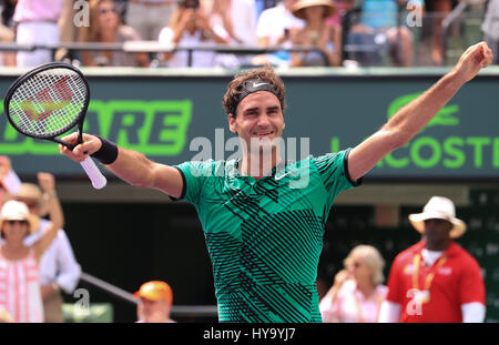 Key Biscayne, Florida, Stati Uniti d'America. 02Apr, 2017. Roger Federer, della Svizzera, celebra la sua vittoria, contro Rafael Nadal, della Spagna, dell'uomo finale al 2017 Miami Open presentato da Itau professional tennis tournament, ha suonato in occasione di Crandon Park Tennis Center di Key Biscayne, Florida, Stati Uniti d'America. Mario Houben/CSM/Alamy Live News Foto Stock