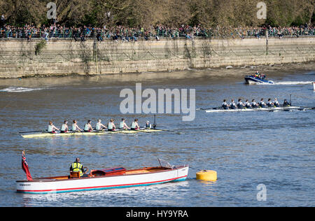 Londra, Regno Unito. 02Apr, 2017. La 72Cancer Research UK donna Boat Race 2017. Università di Oxford per donna Boat Club (OUWBC) v Cambridge University donna Boat Club (CUWBC). Lista Equipaggio:- OUWBC Blu equipaggio barca (blu scuro tops):- Prua: Flo sottaceti, 2: Alice Roberts, 3: Rebecca Esselstein, 4: Rebecca Te Naude acqua, 5: Harriet Austin, 6: Chloe Laverack, 7: Emily Cameron, corsa: Jenna Hebert, Cox: Eleanor Shearer. Pullman: Ali Williams. Blu CUWBC equipaggio (azzurro tops):- Prua: Ashton marrone, 2: Imogen concedere, 3: Claire Lambe, 4: Anna Dawson, 5: Ho Credito: Duncan Grove/Alamy Live News Foto Stock