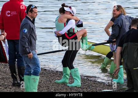 Londra, Regno Unito. 02Apr, 2017. Londra, 2 aprile 2017. Il celebrare i vincitori e i vinti simpatizzare al traguardo della 163in esecuzione e 72a per le donne, del Cancer Research UK Boat Race tra Oxford e Cambridge Università sul Fiume Tamigi tra Putney Bridge e Chiswick Bridge. Credito: Paolo Davey/Alamy Live News Foto Stock