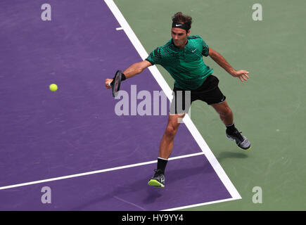 Key Biscayne, Florida, Stati Uniti d'America. 02Apr, 2017. Roger Federer, della Svizzera, colpi di rovescio a Rafael Nadal, di Spagna, negli uomini finale al 2017 Miami Open presentato da Itau professional tennis tournament, ha suonato in occasione di Crandon Park Tennis Center di Key Biscayne, Florida, Stati Uniti d'America. Federer ha vinto 6-3, 6-4. Mario Houben/CSM/Alamy Live News Foto Stock