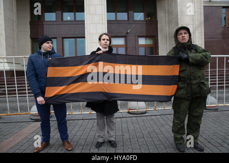 Mosca, Russia. Il 2 aprile 2017. Persone con San Giorgio banner soggiorno vicino Hotel di Mosca e il Museo Storico nei pressi di Piazza Rossa di Mosca. La polizia di Mosca ha detenuto da alcune decine di persone a livello di Nazioni Unite-raduni autorizzati nella capitale, una settimana dopo proteste contro il governo scoppiata in tutto il paese. Credito: Victor Vytolskiy/Alamy Live News Foto Stock