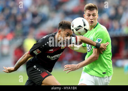 Leverkusen, Germania. 2 apr, 2017. Robin Knoche (R) di Wolfsburg vies con Karim Bellarabi di Bayer Leverkusen durante la Bundesliga soccer match in Leverkusen, Germania, Aprile 2, 2017. Credito: Joachim Bywaletz/Xinhua/Alamy Live News Foto Stock