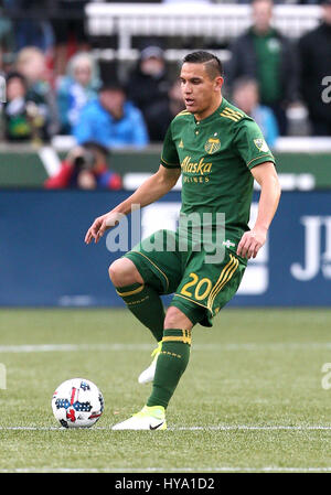 Portland, Oregon, Stati Uniti d'America. 02Apr, 2017. Aprile 02, 2017. Legnami Portland centrocampista David Guzman (20) cerca un compagno di squadra aperto durante la prima metà del match di MLS tra la visita in Nuova Inghilterra rivoluzione e i legnami da Portland a Providence Park, Portland, O. Larry C. Lawson/CSM Credito: Cal Sport Media/Alamy Live News Foto Stock