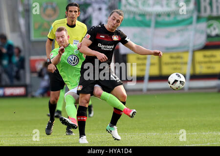 Leverkusen, Germania. 2 apr, 2017. Massimiliano Arnold anteriore (L) di Wolfsburg vies con Julian Baumgartlinger di Bayer Leverkusen durante la Bundesliga soccer match in Leverkusen, Germania, Aprile 2, 2017. Credito: Joachim Bywaletz/Xinhua/Alamy Live News Foto Stock