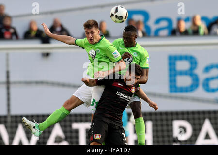 Leverkusen, Germania. 2 apr, 2017. Robin Knoche (top L) e Riechedly Bazoer di Wolfsburg vies con Kevin Volland (fondo) della Bayer Leverkusen durante la Bundesliga soccer match in Leverkusen, Germania, Aprile 2, 2017. Credito: Joachim Bywaletz/Xinhua/Alamy Live News Foto Stock