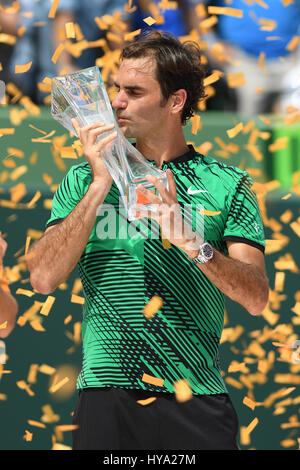 Key Biscayne, FL, Stati Uniti d'America. 02Apr, 2017. Roger Federer pone con il Campionato trofeo dopo la sconfitta di Rafael Nadal durante l'uomo finali al Miami aperto trattenuto al Crandon Park Tennis Center su Aprile 2, 2017 in Key Biscayne, Florida. Credito: Mpi04/media/punzone Alamy Live News Foto Stock