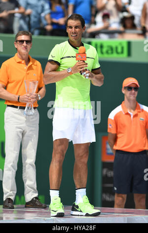 Key Biscayne, FL, Stati Uniti d'America. 02Apr, 2017. Rafael Nadal parla al croud durante l'uomo finali al Miami aperto trattenuto al Crandon Park Tennis Center su Aprile 2, 2017 in Key Biscayne, Florida. Credito: Mpi04/media/punzone Alamy Live News Foto Stock