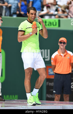 Key Biscayne, FL, Stati Uniti d'America. 02Apr, 2017. Rafael Nadal parla al croud durante l'uomo finali al Miami aperto trattenuto al Crandon Park Tennis Center su Aprile 2, 2017 in Key Biscayne, Florida. Credito: Mpi04/media/punzone Alamy Live News Foto Stock