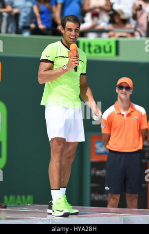 Key Biscayne, FL, Stati Uniti d'America. 02Apr, 2017. Rafael Nadal parla al croud durante l'uomo finali al Miami aperto trattenuto al Crandon Park Tennis Center su Aprile 2, 2017 in Key Biscayne, Florida. Credito: Mpi04/media/punzone Alamy Live News Foto Stock