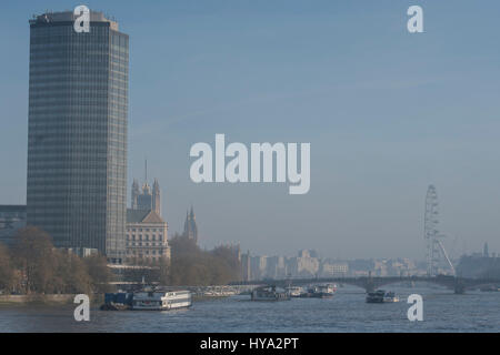 Londra, Regno Unito. 3 apr, 2017. Regno Unito Meteo. Nebbia/smog sovrasta il fiume Tamigi e Londra. Credito: Guy Bell/Alamy Live News Foto Stock