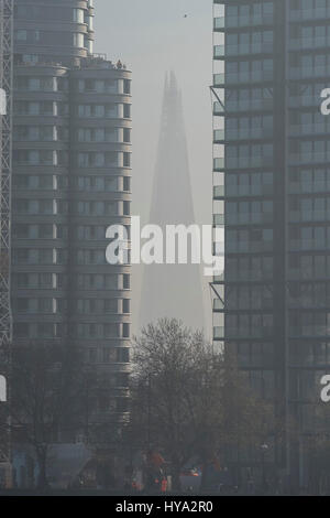 Londra, Regno Unito. 3 apr, 2017. Regno Unito Meteo. Nebbia/smog sovrasta il fiume Tamigi e Londra. Credito: Guy Bell/Alamy Live News Foto Stock