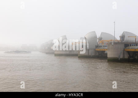 Greenwich, Londra, Regno Unito. 3 apr, 2017. Fitta nebbia aleggia sul Fiume Tamigi a Greenwich. Thames Barrier. Thames clipper che viaggiano in condizione di nebbia. La scarsa visibilità Credito: WansfordPhoto/Alamy Live News Foto Stock