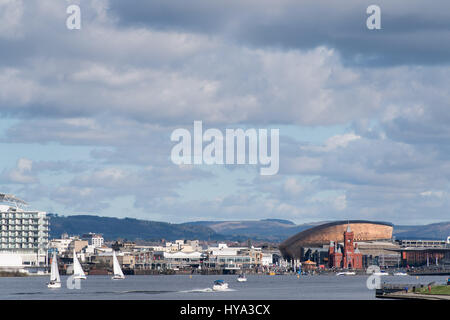 Cardiff, Regno Unito. 2 apr, 2017. Regno Unito Meteo. Una generale vista sulla Baia di Cardiff verso il Wales Millennium Centre, Edificio Pierhead e Senedd. Barche a vela sull'acqua. Credito: Polly Thomas/Alamy Live News Foto Stock