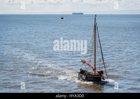 Cardiff, Regno Unito. 2 apr, 2017. Regno Unito Meteo. Una barca che naviga in Cardiff Bay dal Canale di Bristol nel caldo clima soleggiato. Credito: Polly Thomas/Alamy Live News Foto Stock