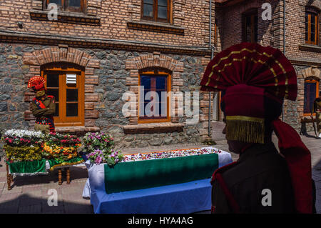 Srinagar, Jammu e Kashmir in India. 3 apr, 2017. Un indiano poliziotti sostare vicino la bara contenente il corpo del loro compagno ucciso in un attentato a granate da sospetti militanti durante una ghirlanda di cerimonia di posa su Aprile 03, 2017 a Srinagar, la capitale estiva di Indiano Kashmir amministrato, India. Una ghirlanda di posa si è tenuta la cerimonia di oggi per un poliziotto indiano che è stato ucciso e 14 altri feriti quando si sospetta la presenza di militanti lobbed una bomba a mano ieri sera sulla loro parte di pattugliamento nell'area Nowhatta di Srinagar. Credito: Yawar Nazir/ZUMA filo/Alamy Live News Foto Stock