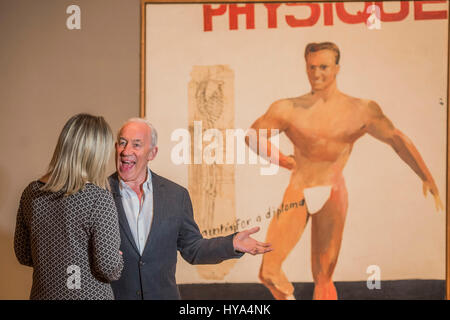 Londra, Regno Unito. 3 apr, 2017. Simon Callow dicusses vita pittura per un diploma, 1962, da David Hockney - Queer arte inglese 1861-1967 una nuova mostra alla Tate Britain è il cinquantesimo anniversario della depenalizzazione parziale di Omosessualit maschio in Inghilterra e nel Galles. Spanning giocoso alla politica, esplicita all'interno, Queer arte inglese 1861-1967 mette in mostra la ricca diversità di queer arte visiva e il suo ruolo nella società. Credito: Guy Bell/Alamy Live News Foto Stock