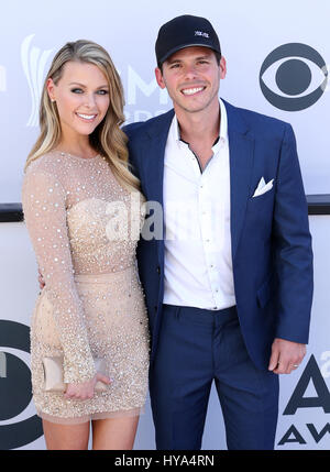 Las Vegas, NV, Stati Uniti d'America. 2 apr, 2017. Ambra e Bartlet Granger Smith presso la cinquantaduesima Academy of Country Music Awards a T-Mobile Arena di Las Vegas, Nevada, il 2 aprile 2017. Credito: Erik Kabik Fotografia/media/punzone Alamy Live News Foto Stock