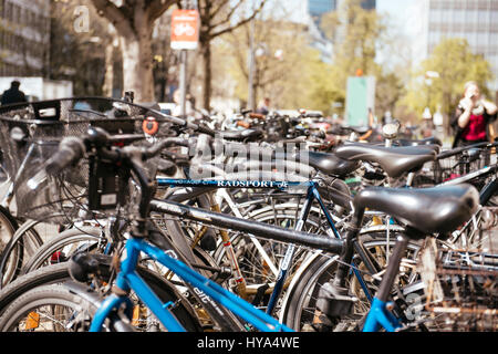 Frankfurt am Main, Germania. 30 Mar, 2017. Foto di bici a Francoforte, presa su 30/03/17 | Utilizzo di credito in tutto il mondo: dpa/Alamy Live News Foto Stock