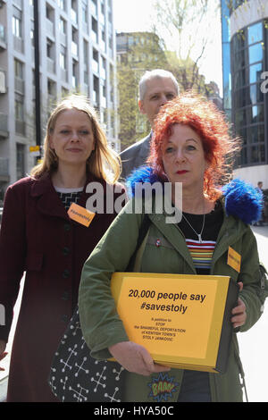 Home Office. Londra, Regno Unito. 3 apr, 2017. Sian Berry, londinese di elemento di montaggio, Neil Finer e Sue Odell fuori Home Office con 20k di firma la petizione. Stojan Jankovic, meglio conosciuto come "toly' da Kentish Town è stata portata in un centro di detenzione il 30 marzo 2017 e sta per essere deportato dal Regno Unito come presto come 4 aprile 2017. Credito: Dinendra Haria/Alamy Live News Foto Stock