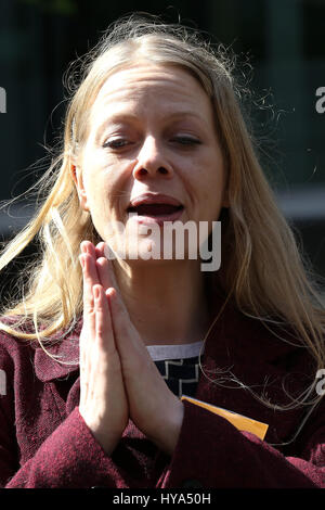 Home Office. Londra, Regno Unito. 3 apr, 2017. Sian Berry, londinese di elemento di montaggio al di fuori ufficio a casa. Stojan Jankovic, meglio conosciuto come "toly' da Kentish Town è stata portata in un centro di detenzione il 30 marzo 2017 e sta per essere deportato dal Regno Unito come presto come 4 aprile 2017. Credito: Dinendra Haria/Alamy Live News Foto Stock