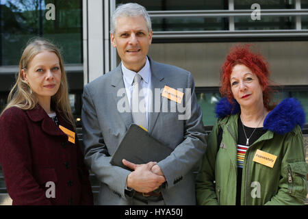 Home Office. Londra, Regno Unito. 3 apr, 2017. Sian Berry, londinese di elemento di montaggio, Neil Finer e Sue Odell fuori ufficio a casa dopo aver consegnato il 20k firma la petizione. Stojan Jankovic, meglio conosciuto come "toly' da Kentish Town è stata portata in un centro di detenzione il 30 marzo 2017 e sta per essere deportato dal Regno Unito come presto come 4 aprile 2017. Credito: Dinendra Haria/Alamy Live News Foto Stock