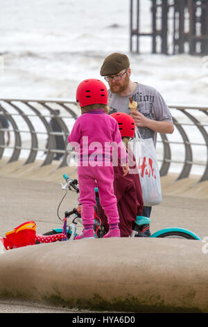 Blackpool, Lancashire, Regno Unito. Il 3 aprile 2017. Regno Unito Meteo. Nonostante cool & condizioni di cielo coperto, famiglie ancora in testa alla spiaggia per rendere la maggior parte della scuola per le vacanze di Pasqua in Blackpool Lancashire. Cernan credito Elias/Alamy Live News Foto Stock