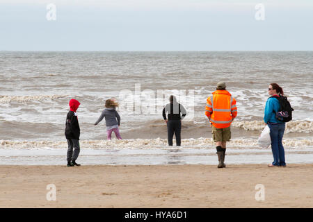 Blackpool, Lancashire, Regno Unito. Il 3 aprile 2017. Regno Unito Meteo. Nonostante cool & condizioni di cielo coperto, famiglie ancora in testa alla spiaggia per rendere la maggior parte della scuola per le vacanze di Pasqua in Blackpool Lancashire. Cernan credito Elias/Alamy Live News Foto Stock