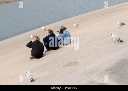 Blackpool, Lancashire, Regno Unito. Il 3 aprile 2017. Regno Unito Meteo. Nonostante cool & condizioni di cielo coperto, famiglie ancora in testa alla spiaggia per rendere la maggior parte della scuola per le vacanze di Pasqua in Blackpool Lancashire. Cernan credito Elias/Alamy Live News Foto Stock