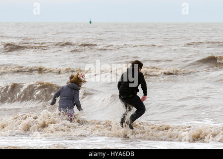 Blackpool, Lancashire, Regno Unito. Il 3 aprile 2017. Regno Unito Meteo. Nonostante cool & condizioni di cielo coperto, famiglie ancora in testa alla spiaggia per rendere la maggior parte della scuola per le vacanze di Pasqua in Blackpool Lancashire. Cernan credito Elias/Alamy Live News Foto Stock