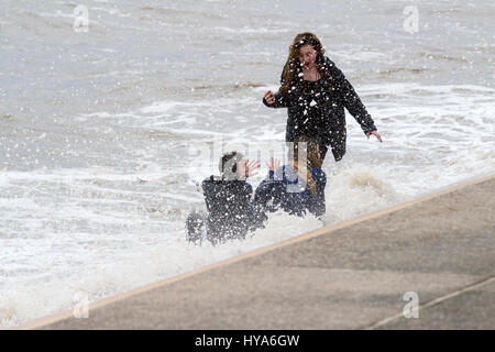 Blackpool, Lancashire, Regno Unito. Il 3 aprile 2017. Regno Unito Meteo. Nonostante il freddo & condizioni di cielo coperto, i ragazzi prendono le loro possibilità con le forti onde giù sul lungomare di Blackpool. Credito: Cernan Elias/Alamy Live News Foto Stock