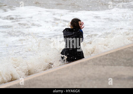 Blackpool, Lancashire, Regno Unito. Il 3 aprile 2017. Regno Unito Meteo. Nonostante il freddo & condizioni di cielo coperto, i ragazzi prendono le loro possibilità con le forti onde giù sul lungomare di Blackpool. Credito: Cernan Elias/Alamy Live News Foto Stock