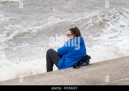 Blackpool, Lancashire, Regno Unito. Il 3 aprile 2017. Regno Unito Meteo. Nonostante il freddo & condizioni di cielo coperto, i ragazzi prendono le loro possibilità con le forti onde giù sul lungomare di Blackpool. Credito: Cernan Elias/Alamy Live News Foto Stock